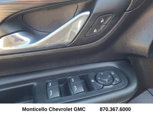 Used 2024 GMC Terrain SLE w/ Driver Convenience Package FWD image 14