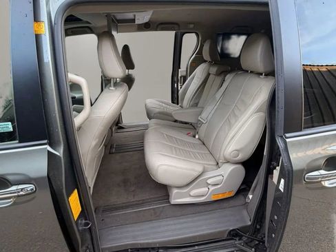 Used 2012 Toyota Sienna XLE w/ Entertainment Pkg FWD image 7