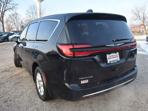 Used 2025 Chrysler Pacifica Select image 5