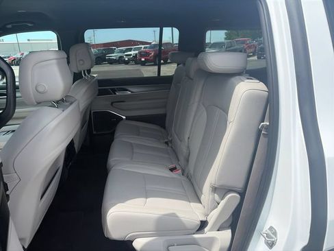 Used 2025 Jeep Wagoneer 4WD image 25