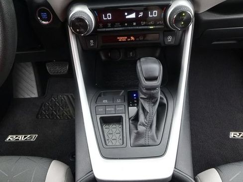 Used 2020 Toyota RAV4 XLE FWD image 10