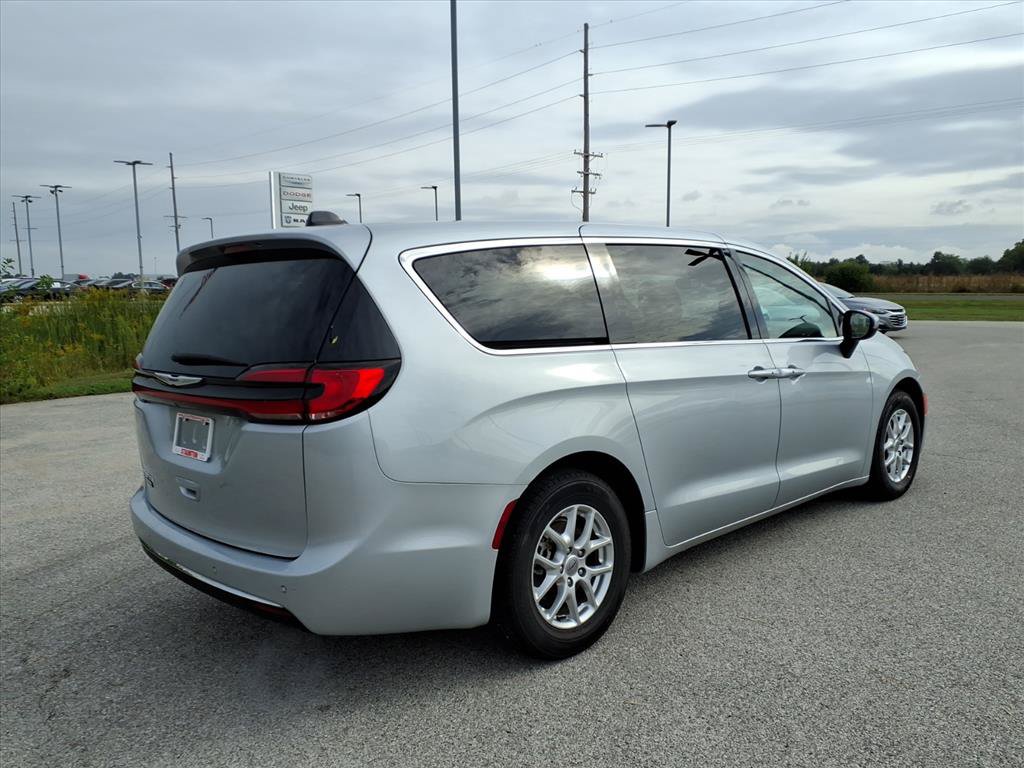 Used 2023 Chrysler Pacifica Touring-L FWD image 3