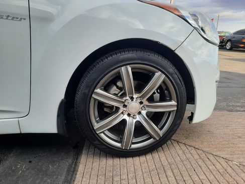 Used 2012 Hyundai Veloster w/ Style Pkg image 20