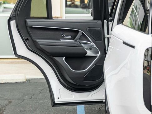 Used 2025 Land Rover Range Rover SE image 20