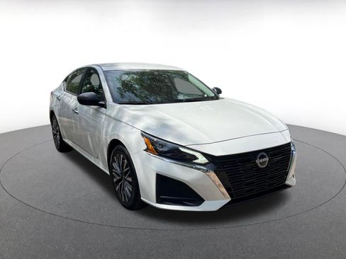 Used 2025 Nissan Altima 2.5 SV image 1