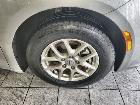 Used 2024 Chrysler Pacifica Touring-L image 10