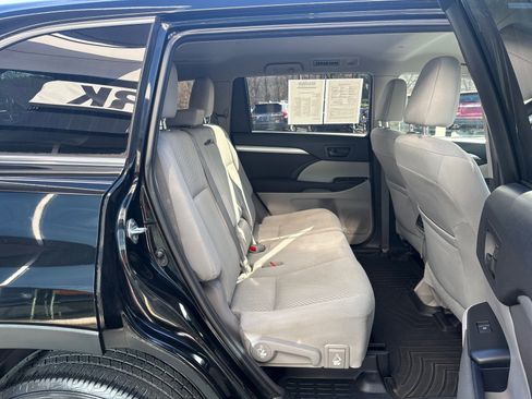 Used 2015 Toyota Highlander LE image 44