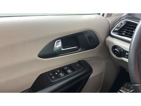 Used 2022 Chrysler Pacifica Touring-L FWD image 31