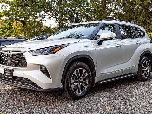 Used 2023 Toyota Highlander AWD image 3