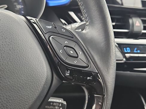 Used 2020 Toyota C-HR XLE image 30