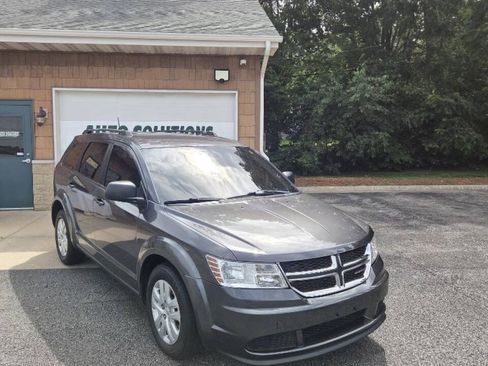Used 2019 Dodge Journey SE FWD image 1