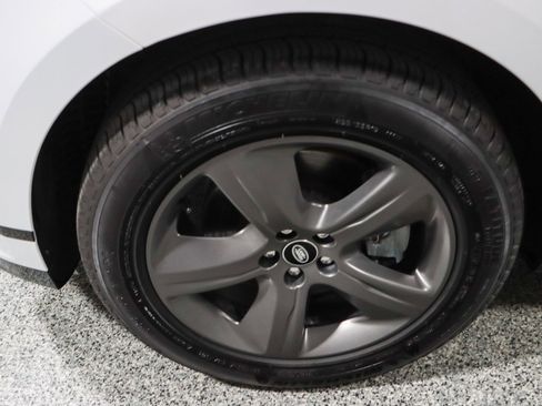 Used 2022 Land Rover Range Rover Velar R-Dynamic S image 11