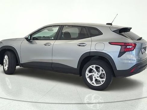 Used 2024 Chevrolet Trax LS w/ LS Convenience Package FWD image 3