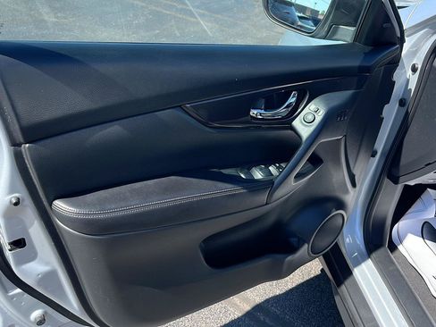 Used 2019 Nissan Rogue SV w/ Premium Package AWD/4WD image 17