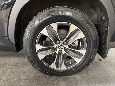 Used 2023 Toyota Highlander XLE image 7