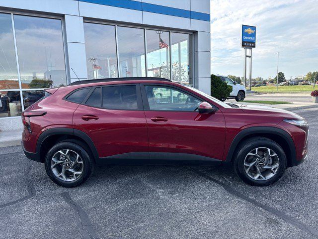 Used 2025 Chevrolet Trax LT w/ LT Convenience Package FWD image 2