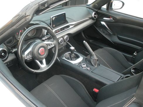 Used 2018 FIAT 124 Spider Classica w/ Technology & Siriusxm Group image 25