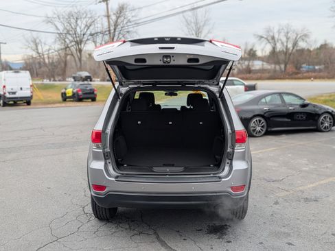 Used 2019 Jeep Grand Cherokee Laredo image 32