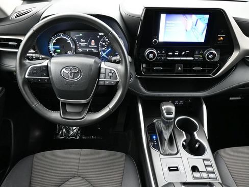 Used 2023 Toyota Highlander LE FWD image 5