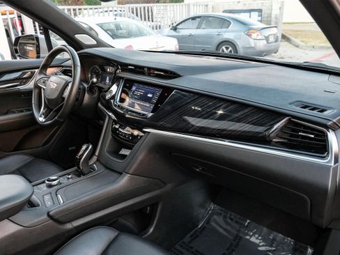 Used 2025 Cadillac XT6 Premium Luxury image 11