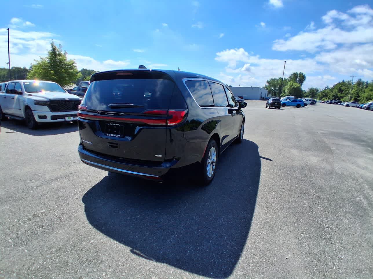 New 2027 Chrysler Pacifica Select AWD/4WD image 4