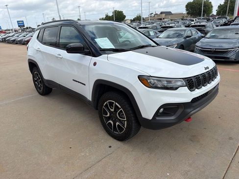 Used 2025 Jeep Compass Trailhawk AWD/4WD image 7