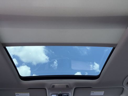 Certified 2026 Volkswagen Atlas SE w/ Panoramic Sunroof Package FWD image 3