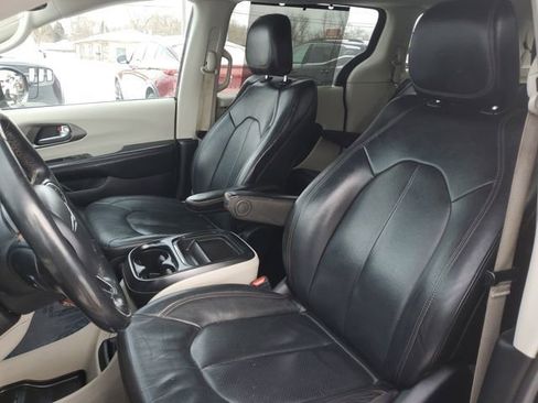 Used 2020 Chrysler Pacifica Touring-L image 6