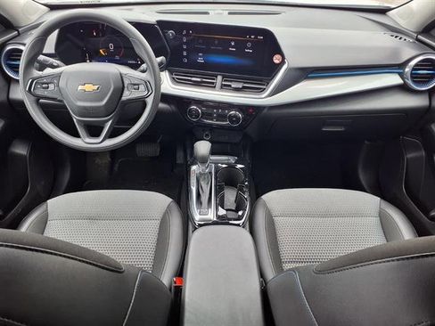 Used 2025 Chevrolet Trax LT FWD image 8