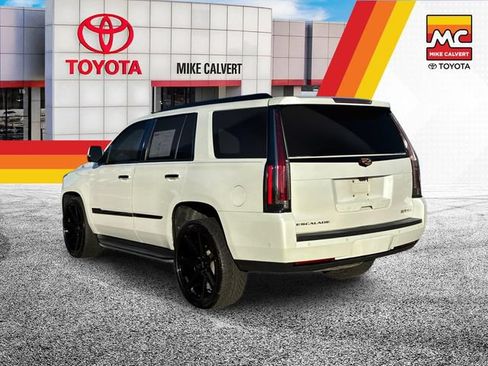 Used 2019 Cadillac Escalade Luxury RWD image 3
