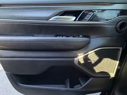 Certified 2024 Jeep Wagoneer Series III image 31