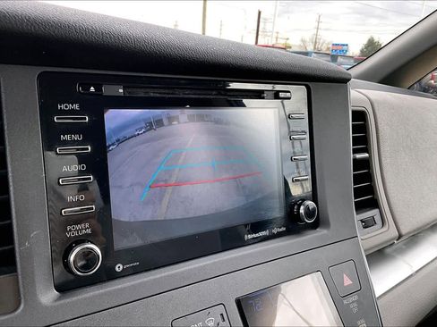 Used 2018 Toyota Sienna LE image 26