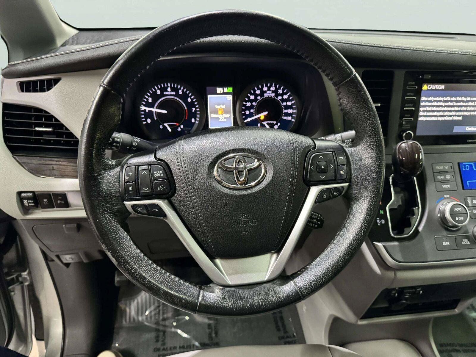 Used 2020 Toyota Sienna XLE Premium FWD image 30