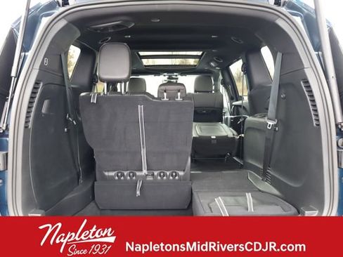 Used 2025 Chrysler Pacifica Select image 27