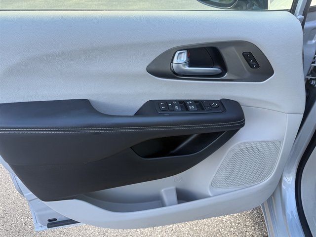 Used 2024 Chrysler Pacifica Touring-L FWD image 9