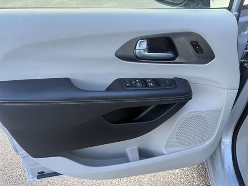 Used 2024 Chrysler Pacifica Touring-L FWD image 9