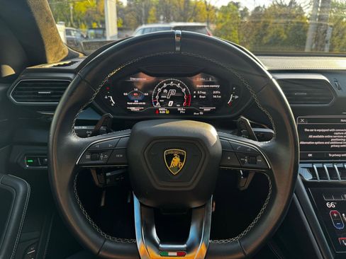 Used 2022 Lamborghini Urus image 21