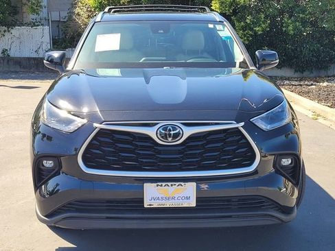 Certified 2021 Toyota Highlander XLE AWD/4WD image 4