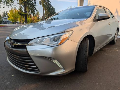 Used 2017 Toyota Camry XLE w/ Advanced Technology Package FWD image 4