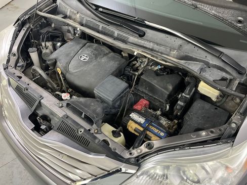 Used 2017 Toyota Sienna XLE image 12