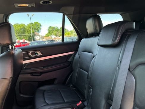 Used 2017 Ford Explorer XLT w/ Equipment Group 202A AWD/4WD image 18