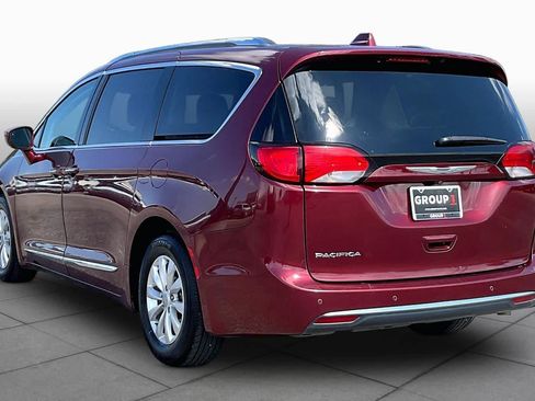 Used 2018 Chrysler Pacifica Touring-L FWD image 11