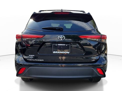 Used 2023 Toyota Highlander LE FWD image 6