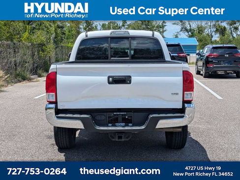 Used 2017 Toyota Tacoma SR5 w/ Tow Package RWD image 4