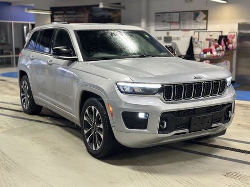 Used 2022 Jeep Grand Cherokee Overland w/ Luxury Tech Group IV image 3