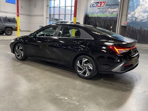 Used 2025 Hyundai Elantra SEL FWD image 3