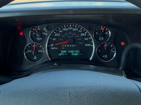 Used 2017 Chevrolet Express 2500 RWD image 34