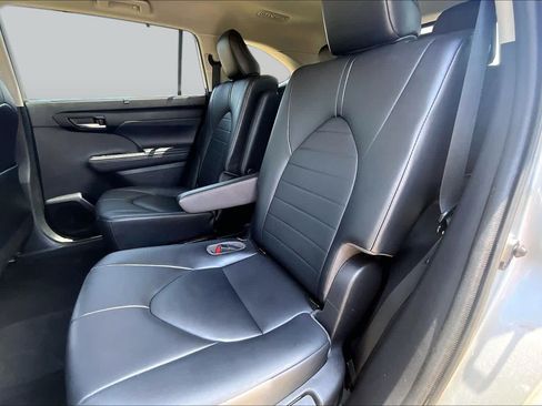 Used 2021 Toyota Highlander XLE FWD image 20