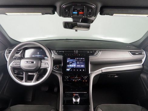 Used 2025 Jeep Grand Cherokee Altitude RWD image 3