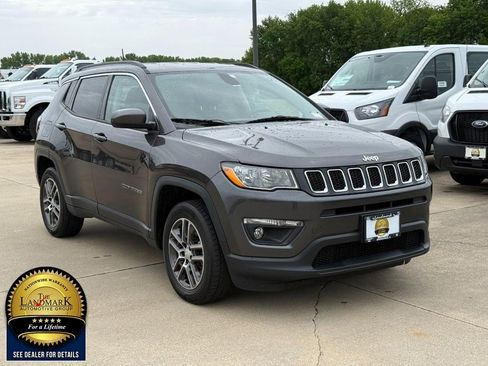 Used 2017 Jeep Compass Latitude w/ Popular Equipment Group AWD/4WD image 3